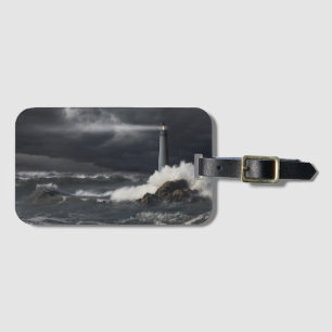 Lichtstrahl glänzend in stürmischen Ozean Gepäckanhänger