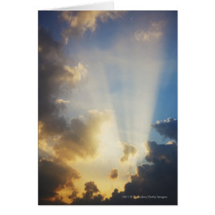 Lichtstrahlen, die durch die Wolken strahlen