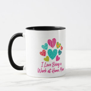 Liebe als Arbeit an der Zuhause Mama mit bunten He Tasse