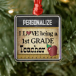 Liebe als Lehrer der 1. Klasse | VINTAG Ornament Aus Metall<br><div class="desc">🥇 ORIGINAL COPYRIGHT ART DESIGN VON Donna Siegrist NUR AUF ZAZZLE VERFÜGBAR! Ein Vintages Styled 1. Grade School Lehrer Weihnachtsschmuck bereit für Sie zu personalisieren. Ändern Sie die Note in eine beliebige Klasse. ✔ HINWEIS: ÄNDERN SIE NUR DIE VORLAGEBEREICHE, DIE SIE BENÖTIGEN! 😀 Wenn nötig, können Sie einen Teil des...</div>