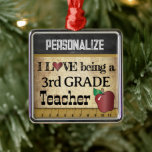 Liebe als Lehrer der dritten Klasse | VINTAG Ornament Aus Metall<br><div class="desc">🥇 ORIGINAL COPYRIGHT ART DESIGN VON Donna Siegrist NUR AUF ZAZZLE VERFÜGBAR! Ein Vintages Styled 3. Klasse Lehrer Weihnachtsschmuck bereit für Sie zu personalisieren. Ändern Sie die Note in eine beliebige Klasse. ✔ HINWEIS: ÄNDERN SIE NUR DIE VORLAGEBEREICHE, DIE SIE BENÖTIGEN! 😀 Wenn nötig, können Sie einen Teil des Textes...</div>
