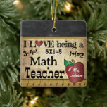 Liebe als Mathematiklehrer (bearbeitbar)<br><div class="desc">🥇 ORIGINAL COPYRIGHT ART DESIGN VON Donna Siegrist NUR AUF ZAZZLE VERFÜGBAR! Vintage Mathe Teacher Weihnachtsschmuck bereit für Sie zu personalisieren. Drucken auf beiden Seiten. Ändern Sie den Text in das, was jeder benötigt, um es zu sein. ✔ Hinweis: Dieses Design ist ein DRUCKER auf EINER Seite, nur die Rückseite...</div>