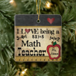 Liebe als Mathematiklehrer (bearbeitbar) Keramikornament<br><div class="desc">🥇 ORIGINAL COPYRIGHT ART DESIGN VON Donna Siegrist NUR AUF ZAZZLE VERFÜGBAR! Vintage Mathe Teacher Weihnachtsschmuck bereit für Sie zu personalisieren. Drucken auf beiden Seiten. Ändern Sie den Text in das, was jeder benötigt, um es zu sein. ✔ Hinweis: Dieses Design ist ein DRUCKER auf EINER Seite, nur die Rückseite...</div>