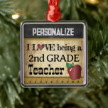 Liebe als zweitklassiger Lehrer | VINTAG Ornament Aus Metall<br><div class="desc">🥇 ORIGINAL COPYRIGHT ART DESIGN VON Donna Siegrist NUR AUF ZAZZLE VERFÜGBAR! Ein Vintages Styled 2. Grade School Lehrer Weihnachtsschmuck bereit für Sie zu personalisieren. Ändern Sie die Note in eine beliebige Klasse. ✔ HINWEIS: ÄNDERN SIE NUR DIE VORLAGEBEREICHE, DIE SIE BENÖTIGEN! 😀 Wenn nötig, können Sie einen Teil des...</div>