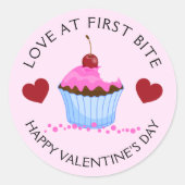 Liebe am ersten Bite Happy Valentine Day Cupcake Runder Aufkleber (Vorderseite)