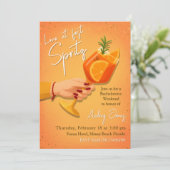 Liebe am ersten Spritz-Bachelorette-Wochenende Einladung (Stehend Vorderseite)