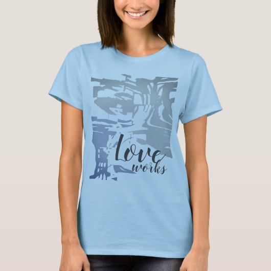 "Liebe arbeitet" Gray Blue Batik like Island Patte T-Shirt (Vorderseite)