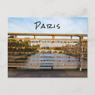 Liebe auf einer Brücke in Paris Postkarte