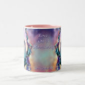 Liebe auf einer Mond-Schwingen-Tasse Zweifarbige Tasse (Mittel)