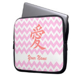Liebe auf Japanisch mit rosa Zickzack Muster Laptopschutzhülle (Vorderseite Links)
