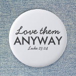 Liebe auf jeden Fall | Luke 23:24 Bibelverse Glaub Button<br><div class="desc">Einfache,  stilvolle christliche Schrift zitiert Kunstdesign mit dem Bibelvers "Liebe sie trotzdem - Luke 23:24" in moderner minimalistischer Typografie in Schwarz. Dieses trendige,  moderne Design ist das perfekte Geschenk- und Modestatement. | #christlich #religion #scripture #religion #bible #jesus</div>