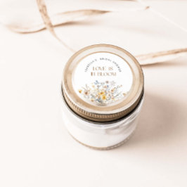 Liebe befindet sich im Brautparty der Wildblume Runder Aufkleber