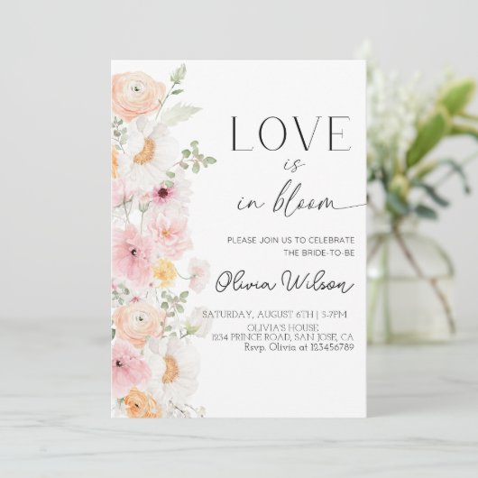 Liebe befindet sich im Party Blumen Brautparty-Blu Einladung (Stehend Vorderseite)