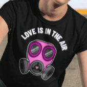 Liebe befindet sich im Shirt für die Gasmaske