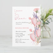 Liebe befindet sich in der Blumendusche Einladung (Stehend Vorderseite)