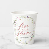 Liebe befindet sich in der Wildblume des Brautpart Pappbecher (Vorderseite)