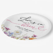 Liebe befindet sich in der Wildblume des Brautpart Pappteller (Schrägansicht)