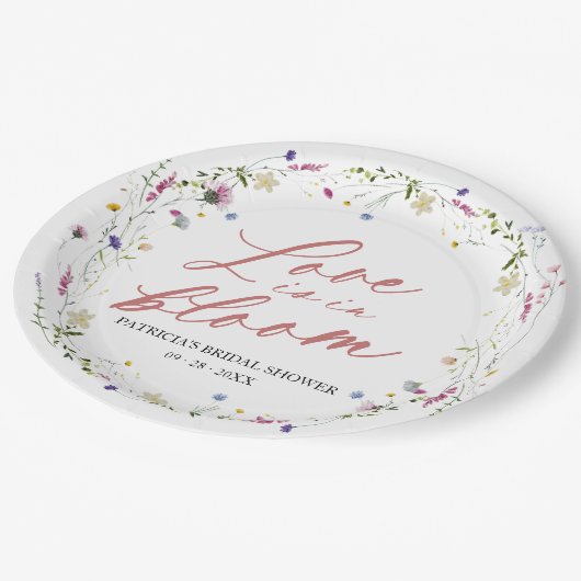 Liebe befindet sich in der Wildblume des Brautpart Pappteller (Schrägansicht)