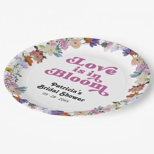 Liebe befindet sich in der Wildblume des Brautpart Pappteller (Schrägansicht)