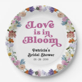 Liebe befindet sich in der Wildblume des Brautpart Pappteller (Vorderseite)