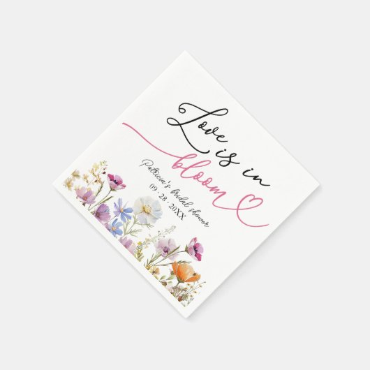 Liebe befindet sich in der Wildblume des Brautpart Serviette (Ecke)