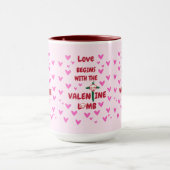 Liebe beginnt mit der Valentiner Lamm-Tasse Tasse (Zentrum)