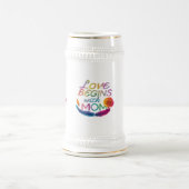 Liebe beginnt mit Mama" - 22 oz Stein Design Bierglas (Mittel)
