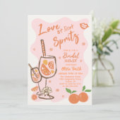 Liebe bei der ersten Spritz Bridal Dusche Einladun Einladung (Stehend Vorderseite)