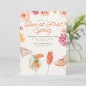 Liebe bei der ersten Spritz Bridal Dusche Einladun Einladung (Stehend Vorderseite)