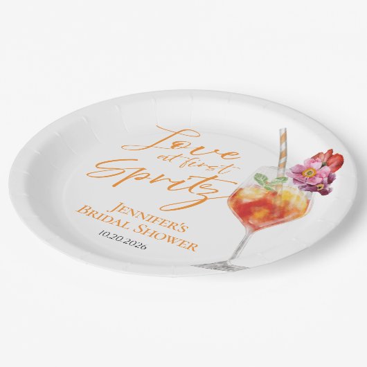 Liebe bei First Spritz | Brautparty Pappteller (Schrägansicht)