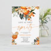 Liebe bei First Spritz Spritzer Orange Brautparty Einladung (Stehend Vorderseite)