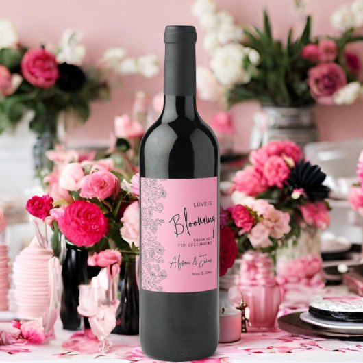 Liebe blüht hellrosa und schwarze Blumendusche Weinetikett