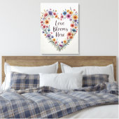 Liebe blüht hier Blumenstrauß Leinwanddruck (Insitu (Schlafzimmer))