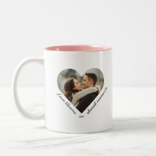 Liebe blüht in gemeinsamen Momenten: Individuelle Zweifarbige Tasse