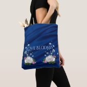 Liebe blüht weiße Rosen, die Blau Gewohnheit Tasche (Von Nahem)