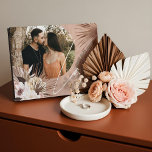 Liebe Boho Wasserfarbe Blumenkohl Foto Fotoplatte<br><div class="desc">Ein wunderschönes Foto-Sake-Geschenk für die Neuvermählten. Wunderschön gestaltetes, modernes bohemianisches Foto mit tropischen Blumen und bohischen botanischen Blume und tropischer Vegetation. Moderne geometrische Formen in Verbindung mit einer schönen, modernen Boho-Farbpalette schaffen dieses elegante Hochzeitsfest-Foto. "Liebe" Skript-Foto überabspielen, anpassen Sie mit dem Hochzeitstag und das Foto des Paares in einem modernen...</div>