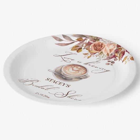 Liebe braut Kaffee fallen Brautparty Pappteller (Schrägansicht)