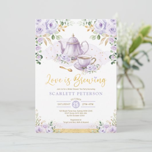 Liebe Braut Lila Blume Brautparty Tee Einladung (Stehend Vorderseite)