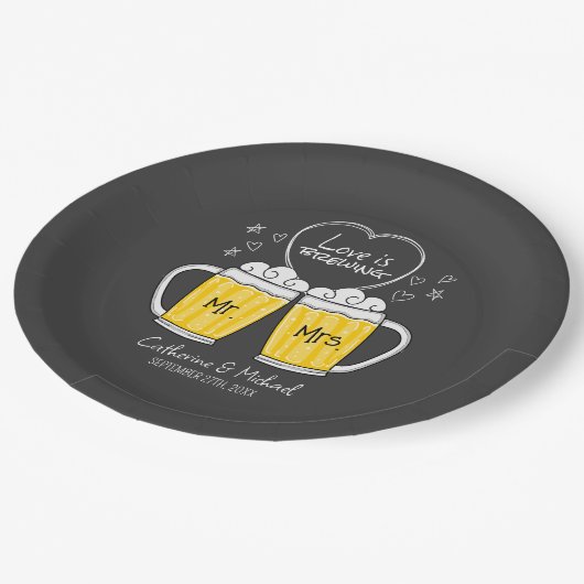 Liebe bricht handgezeichnete Bierbrille Hochzeit Pappteller (Schrägansicht)