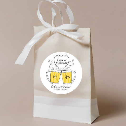 Liebe bricht handgezeichnete Bierbrille Hochzeit Runder Aufkleber