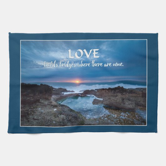 Liebe Builds Bridges Handtuch (Horizontal)