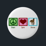 Liebe Button<br><div class="desc">Ich Liebe schöne Pferde. Ein hübsches grünes Friedensschild, ein rotes Herz und ein braunes Pferd auf einem blauen Platz machen ein niedliches Knopfgeschenk für Reiter. Ein niedliches kleine Geschenk für Tierliebhaber.</div>