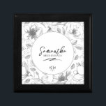 Liebe Calligraphy Wedding Floral Pattern Blk ID940 Erinnerungskiste<br><div class="desc">Elegante handgeschriebene Schrift- und Pinselstrich-Akzente werden verwendet, um die Teile dieser schönen, modernen Hochzeitssuite zu kreieren. Die hier für eine Brautjungfrau in Schwarz/Weiß gezeigte, koordinierende Sake-Box für jedes Mitglied einer Hochzeitsfeier weist auch ein handgezeichnetes Blumenmuster auf, das einen auffälligen Hintergrund bietet. Fügen Sie einfach Ihre eigene Nachricht, Namen und Hochzeitsdatum...</div>