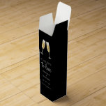 Liebe Champagne Toast Wedding Modernes WLAN Weinbox<br><div class="desc">Diese modernen und eleganten Cheers to Liebe Weingeschenkboxen in klassischer Schwarz-Farbe für Hochzeiten, Jahrestage, Verlobungsfeiern, Junggeselinnen-Abschiede und andere besondere Veranstaltungen bieten zwei glänzende Champagnergläser in einem Toast zur Liebe für eine Hochzeit oder einen Hochzeitstag. Personalisieren Sie diesen Artikel mit Ihren Vornamen, dem Datum Ihrer Veranstaltung, der Art des Champagners und...</div>