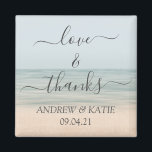 Liebe & Dank Beach Front Vintag Hawaiianische Hoch Magnet<br><div class="desc">Geben Sie Ihren Hochzeitsgästen ein Andenken und drücken Sie mit diesem eleganten Magneten im Strandhintergrund und dem kalligraphischen Sprichwort "Liebe & Dank!" Ihre herzliche Dankbarkeit aus. Personalisieren Sie den Namen und das Hochzeitsdatum.</div>