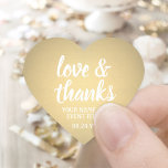 Liebe & Dank Gold Imitate Einfache, elegante Schri Herz-Aufkleber<br><div class="desc">Fügen Sie eine personalisierte Touch zu Gastgeschenke und danke Ihnen Notizen mit benutzerdefinierten "Liebe und Dank" herzförmigen Aufklebern / Umschlag Aufklebern. Sämtliche Formulierungen auf dieser Vorlage sind einfach für jeden Anlass, wie Hochzeit, Brautparty, Abschluss, Geburtstagsparty, Jubiläum oder Pensionierung anzupassen. Das Design der Imitate weiß und gold bietet moderne Skriptkalligraphie und...</div>