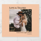 Liebe & Dank Minimal Coral Peach Foto Hochzeit Schaumweinetikett (Einzelnes Label)