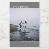 Liebe & Dank Minimalistisch Gray Wedding Foto Mini Weinetikett (Einzelnes Label)