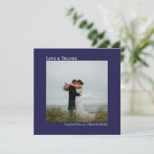 Liebe & Dank Minimalistisches Blue Wedding Foto Dankeskarte (Stehend Vorderseite)