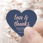 Liebe & Dank Navy Blue & Pink Einfaches Script Herz-Aufkleber<br><div class="desc">Fügen Sie eine personalisierte Touch zu Gastgeschenke und danke Ihnen Notizen mit benutzerdefinierten "Liebe und Dank" herzförmigen Aufklebern / Umschlag Aufklebern. Sämtliche Formulierungen auf dieser Vorlage sind einfach für jeden Anlass, wie Hochzeit, Brautparty, Abschluss, Geburtstagsparty, Jubiläum oder Pensionierung anzupassen. Das marineblau-rosa Design besticht durch moderne Skriptkalligraphie und stilvolle Typografie-Eventbezeichnung und...</div>